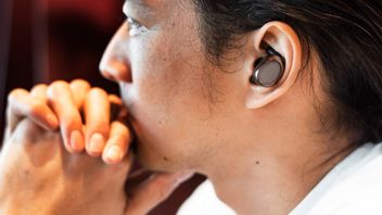 再想Nge-Galau?这是Kangen Seseorang Berbahasa Indonesia的歌曲的反思,该歌在Hati中感觉很重