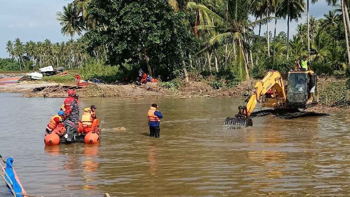 Basarnas Operates Heavy Equipment Searching For Flood Victims In Torue Parimo, Central Sulawesi