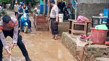 Bantu Warga Bersihkan Lumpur, Polres Lebak Pasang Tenda Posko Penanggulangan Banjir Bayah