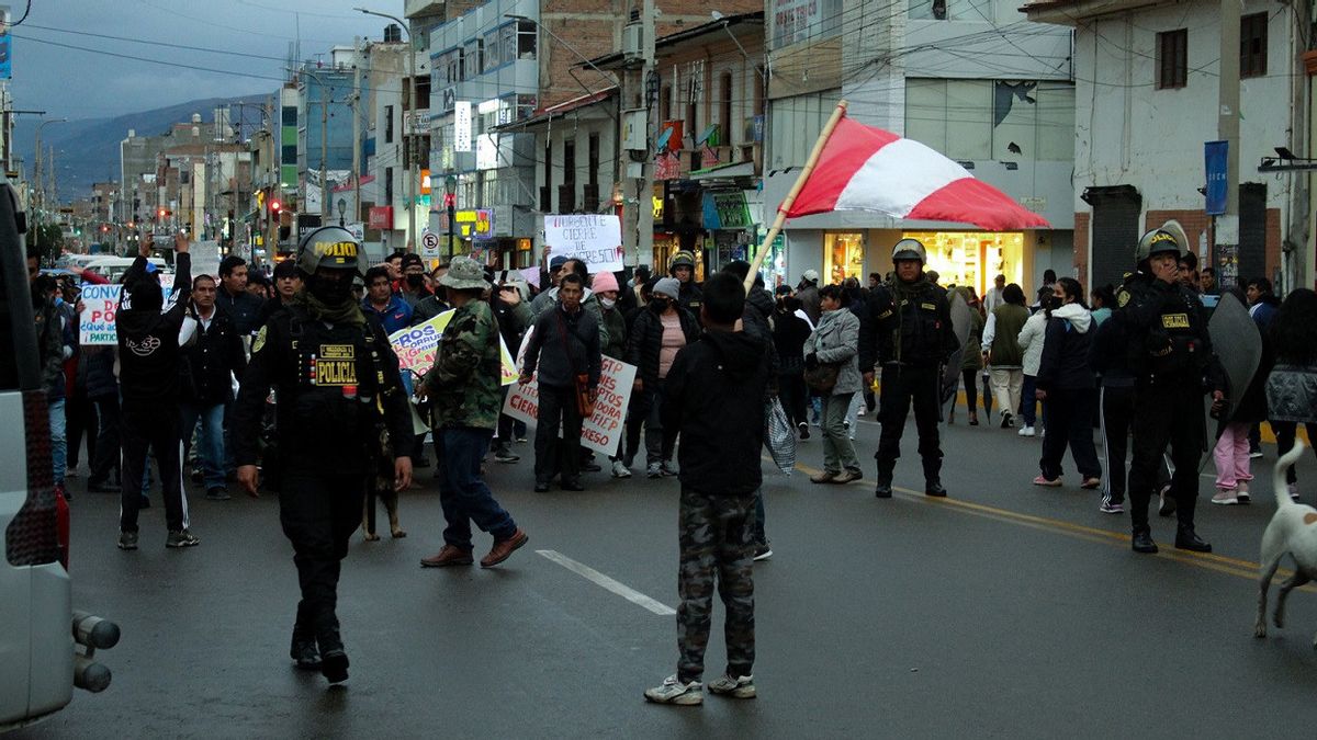 بيرو تمدد حالة الطوارئ في العواصم والمناطق المنكوبة بالاحتجاجات: تحد من حرية التجمع وتنفذ حظر التجول
