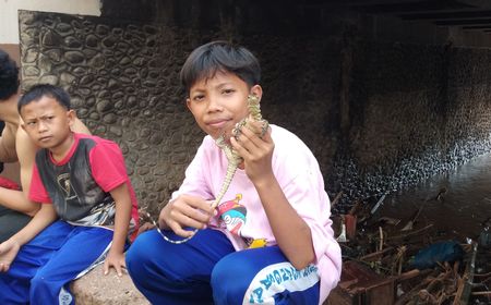 Petualangan Anak-Anak di Pintu Air Manggarai Menghadapi Banjir