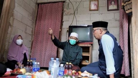 Gubernur Jabar Serahkan Bantuan Renovasi Rumah Guru Mengaji