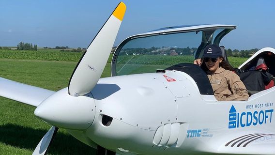 Stopover In Indonesia, This 19-year-old Girl Will Break The Record For Flying Solo Around The World
