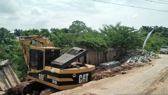 Sudah Diturap Jalan Cikarang Bekasi Laut Tetap Amblas 25 Meter, Pemkab Bekasi Melakukan Perbaikan