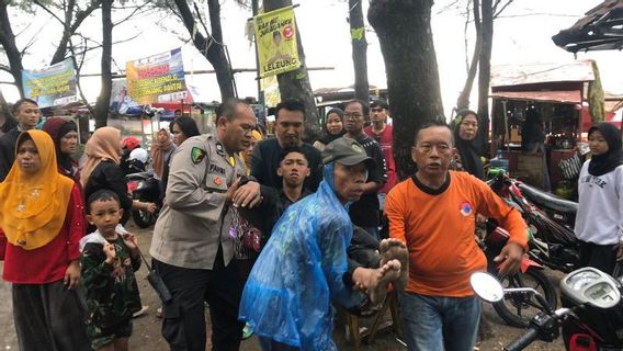Kaget dengan Suara Petir, Pedagang di Pantai Istana Presiden Sukabumi Pingsan