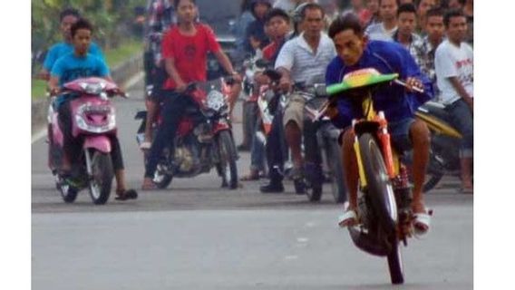 ワイルドレースプレッシャー、ペカンバルの中学生はバイクを学校に持ち込むことを禁じられています