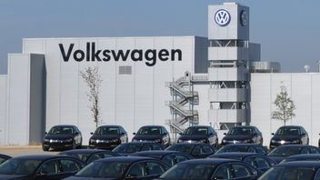 Volkswagen Speeds Up Electric Car Production, To Compete With Tesla?