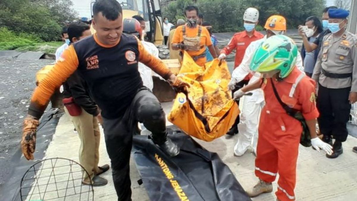 سيمارانغ - جثة رجل مجهول الهوية في معالجة لامبور البراز سيمارانغ يرتدي سترة باواسلو البرتقالية