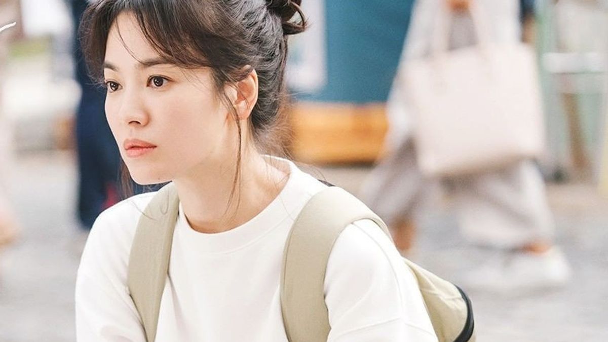 Berita Korea: Song Hye Kyo Unggah Bunga dari Park Hyung Sik