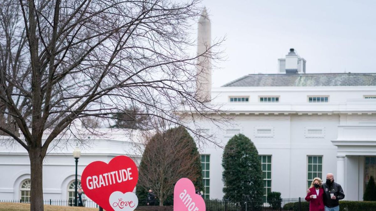 الرئيس جو بايدن ينقل رسالة عيد الحب إلى المجتمع العالمي