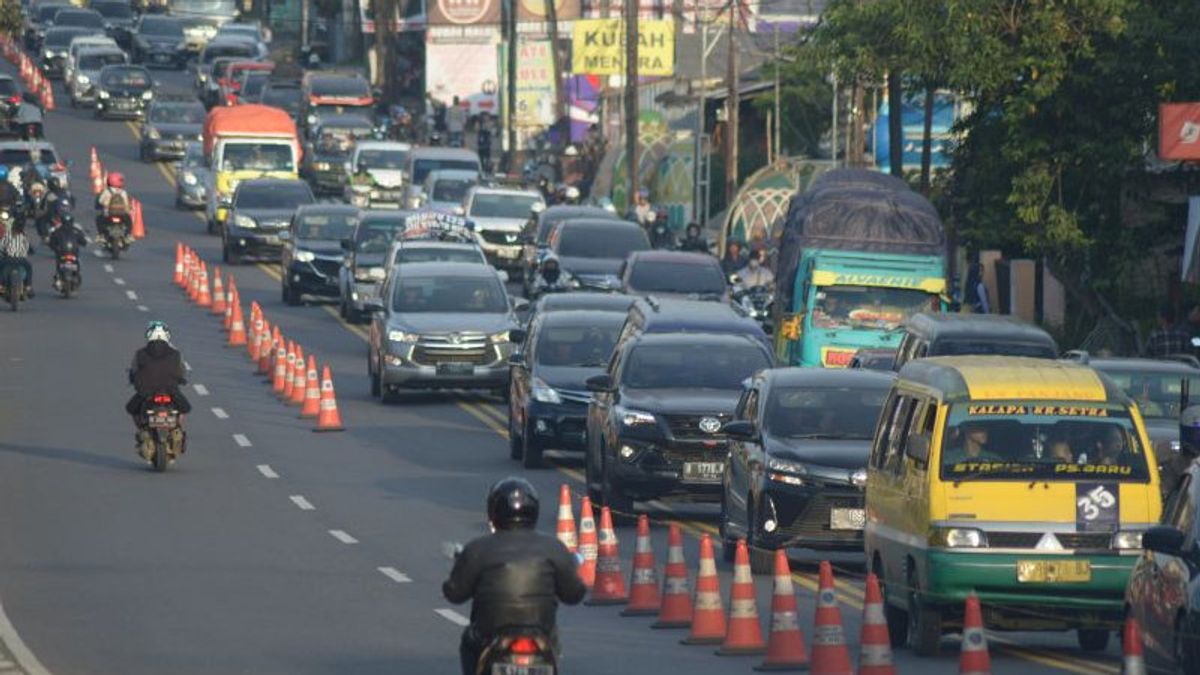Unraveling Congestion, Police Implement Contraflow In Nagrek Bandung Today