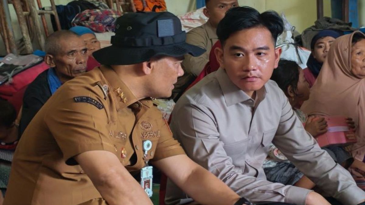 Vice President Gibran Visits Refugees Victims of Moving Land in Tegal