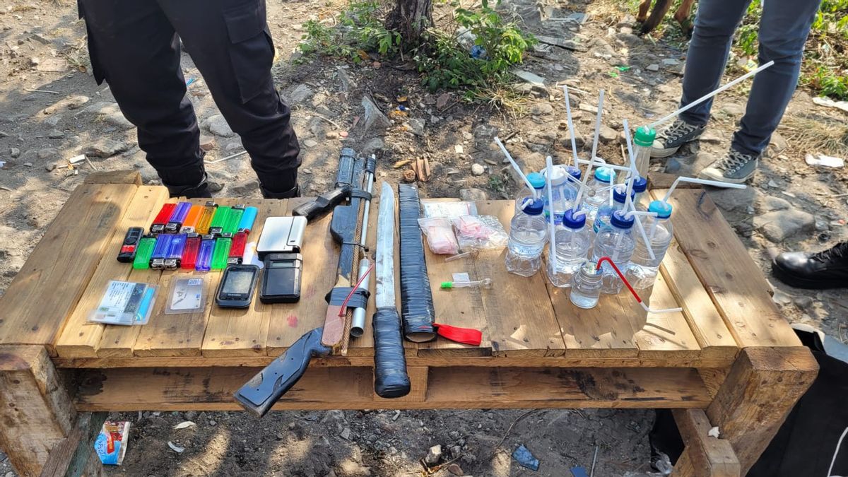 Polisi Gerebek Kampung Boncos, 5 Pemuda Ditangkap Saat Pesta Narkoba