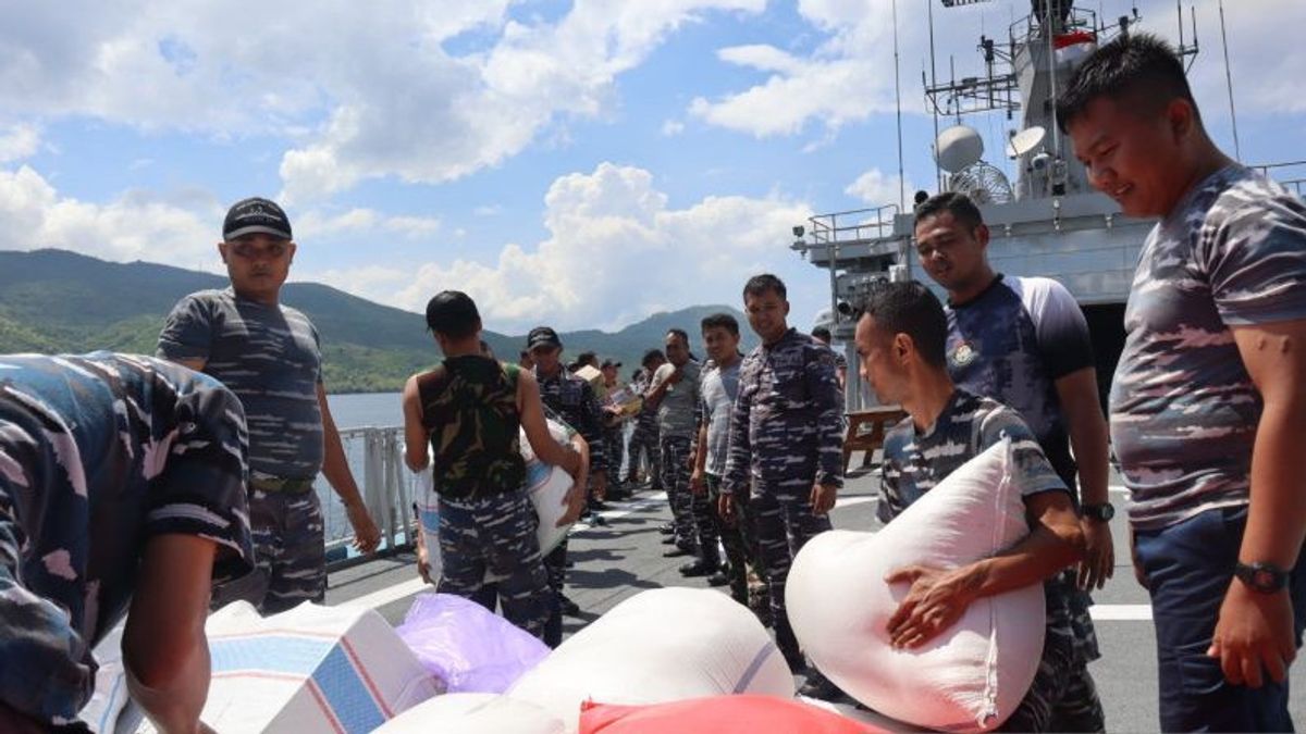 Tiba di Flores, KRI Ahmad Yani Bawa Bantuan Korban Erupsi Gunung Lewotobi Laki-Laki