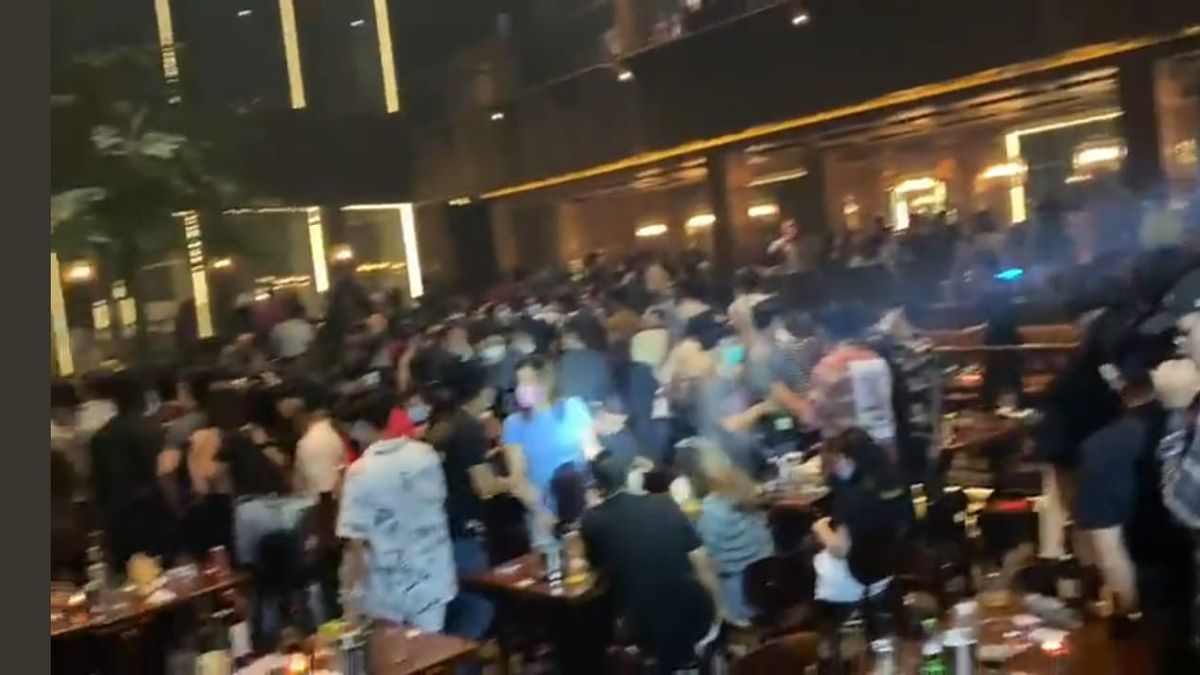 Crowd At Holywings Cafe Kemang Viral, Netizens Suggests Offenders 3 Months To Become COVID Grave Officers