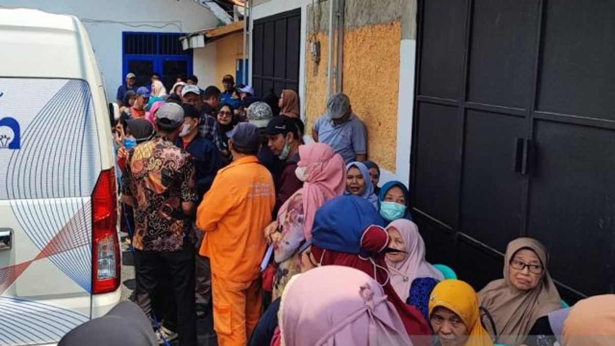 Hundreds Of Cakung Residents Queue For New Money Exchange To Be Distributed During Eid