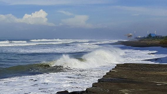 Il Est Rappelé Aux Touristes De Se Méfier Des Hautes Vagues Sur La Côte Sud De Java