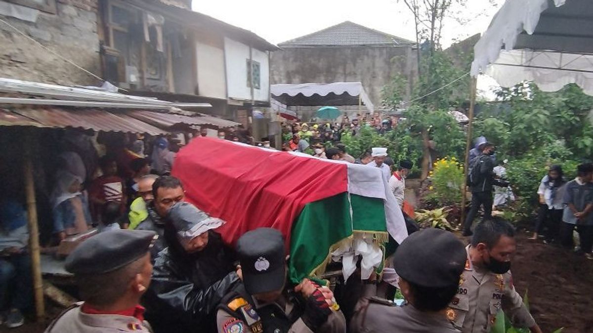 警察がアスタナアニャール警察署の自爆テロの犠牲者であるアイプトゥソフィアンの葬儀を開催