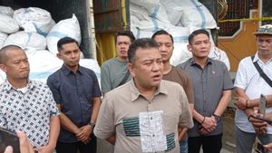 Riau Police Raids Warehouse House For Imported Used Clothes, 200 Ballpres Confiscated