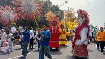 Registering for Pilkada, RK-Suswono paraded by Ondel-Ondel and Barongsai to Jakarta KPU