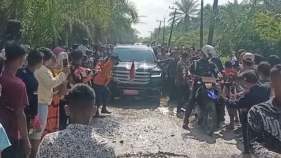 So Severely Damaged Roads In North Labuhanbatu, North Sumatra, Jokowi's Car Turns Back