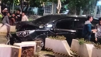 حادث في سوديرمان ، تحطم سيارة من شوائب 2 وحواجز حارة الدراجات ، لا تزال الشرطة تحقق في السبب الدقيق