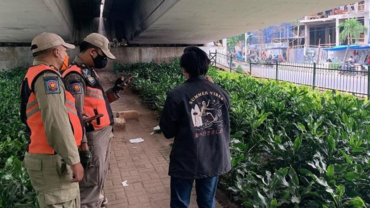 Un Agent De Nettoyage Du Parc Trouve Le Corps Enflé D’une Femme Sans Identité Sous Le Survol De Kampung Bali