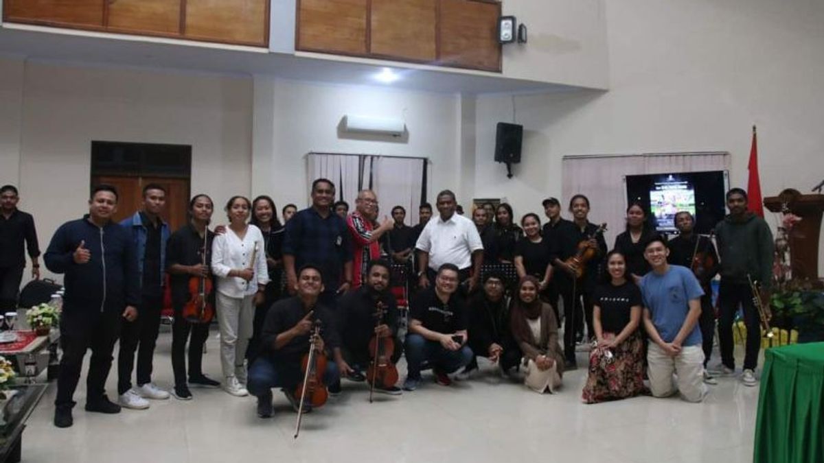 Ananda Sukarlan Holds Music Workshop For Ambon Musicians