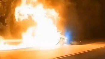 BMW Sundul Jetour di Tol Jagorawi hingga Terbakar, 2 Orang Luka
