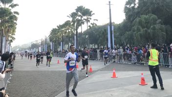 Sunday Morning Jakarta International Marathon Held, Presenting Marawis On The Finish Line