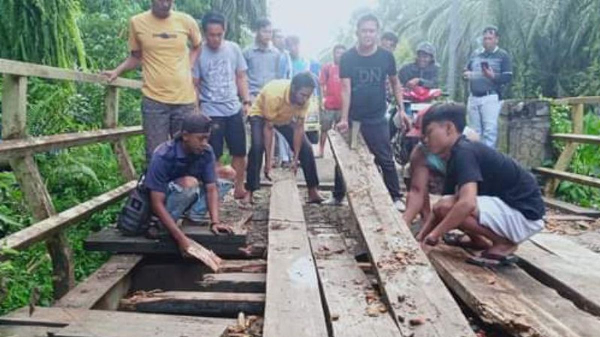 Mukomuko Regency Government Proposes A Development Fund Of IDR 50 Billion Benahi 4 Bridges Damaged