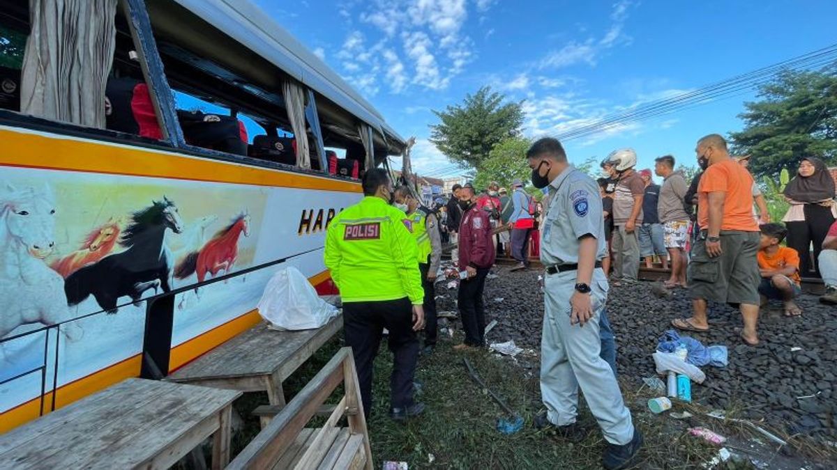 表达哀悼，Raharja服务确保在图伦加贡被火车撞到的公共汽车受害者得到赔偿