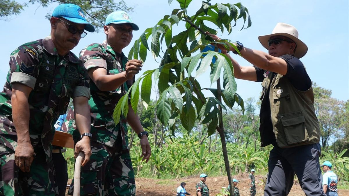 HUT 79e TNI, le commandant du TNI, le général Agus, a distribué 500 paquets de sembako et de plantations d’arbres à Sentul