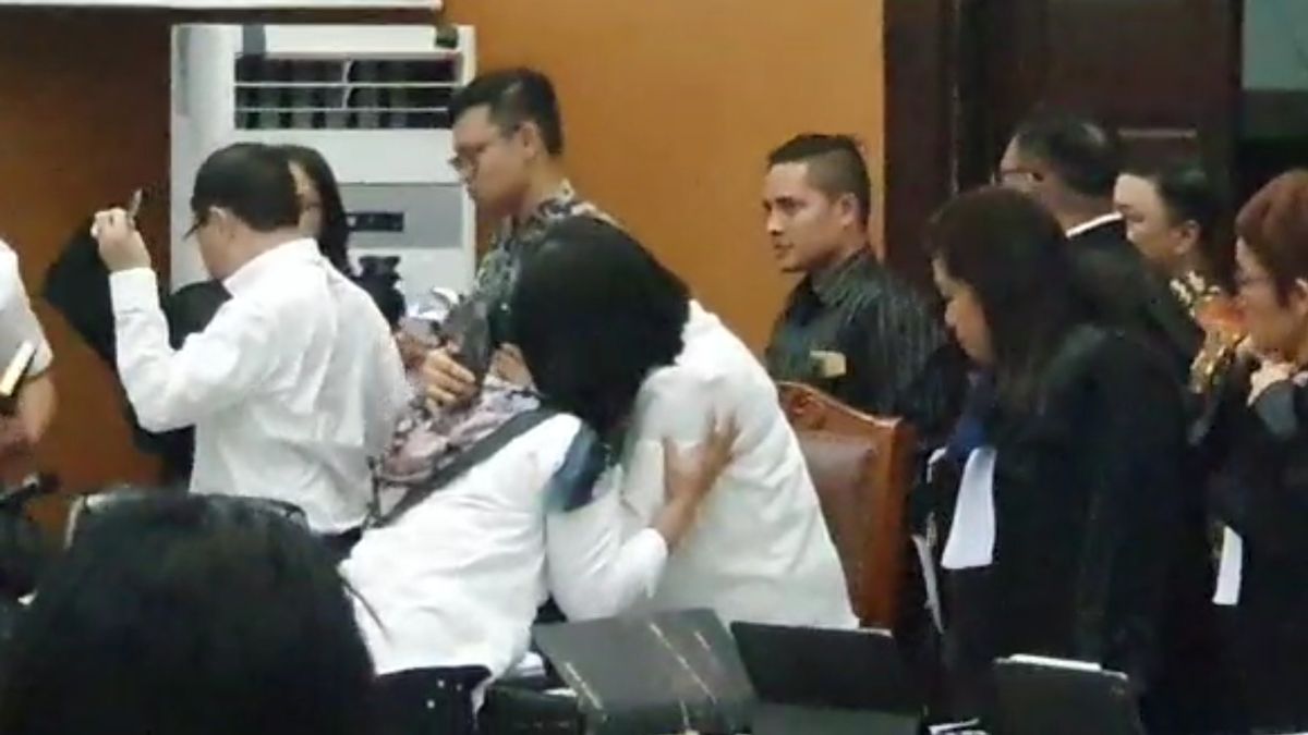 After The Witness, Susi Burst Into Tears At Ferdy Sambo-Putri Candrawathi's Hug