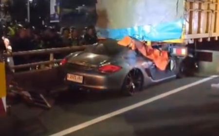 Porsche Cayman Tabrak Truk di GT Kuningan, Pengemudi Tewas di Tempat