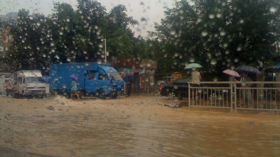 Banjir China Telan Korban Tewas dan Terjebak di Kereta Bawah Tanah; 5.700 Tentara Diterjunkan