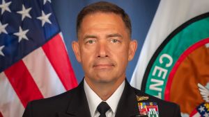 L'amiral Brad Cooper : Un navire pris au piège dans le golfe Persique, 87 pays touchés