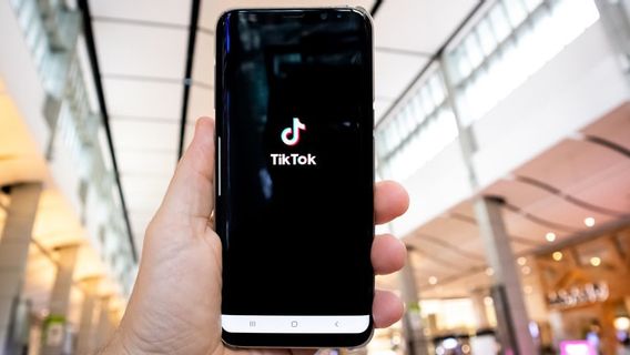 TikTok التجارب قيود المحتوى على أساس عمر المستخدم