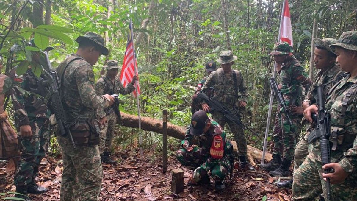 TNI dan TDM Patroli Bersama Patok Batas Negara Indonesia-Malaysia