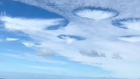 フロリダキーズの上部にある奇妙な雲の形成が通常の自然現象として明らかに