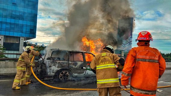 Waduh, Voiture De Luxe Land Cruiser Cygnus Prend Feu à Wiyoto Wiyono Toll Road, Apparemment C’est La Cause