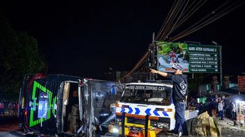 Petugas Gabungan Masih Evakuasi Bus yang Kecelakaan di Subang