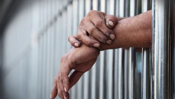 新しい再犯者はチピンアン刑務所から解放され、16歳の女性とセックスし、再び逮捕された
