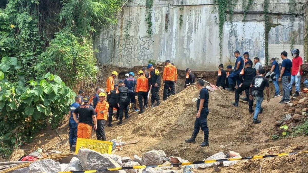 The Builder In Semarang Who Was Buried By The Imbas Landslide Was Working On The Talud When The Rain Was Successfully Evacuated