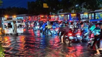 Jakarta Flood Kills Victims, a Driver Dies While Stuck in Traffic