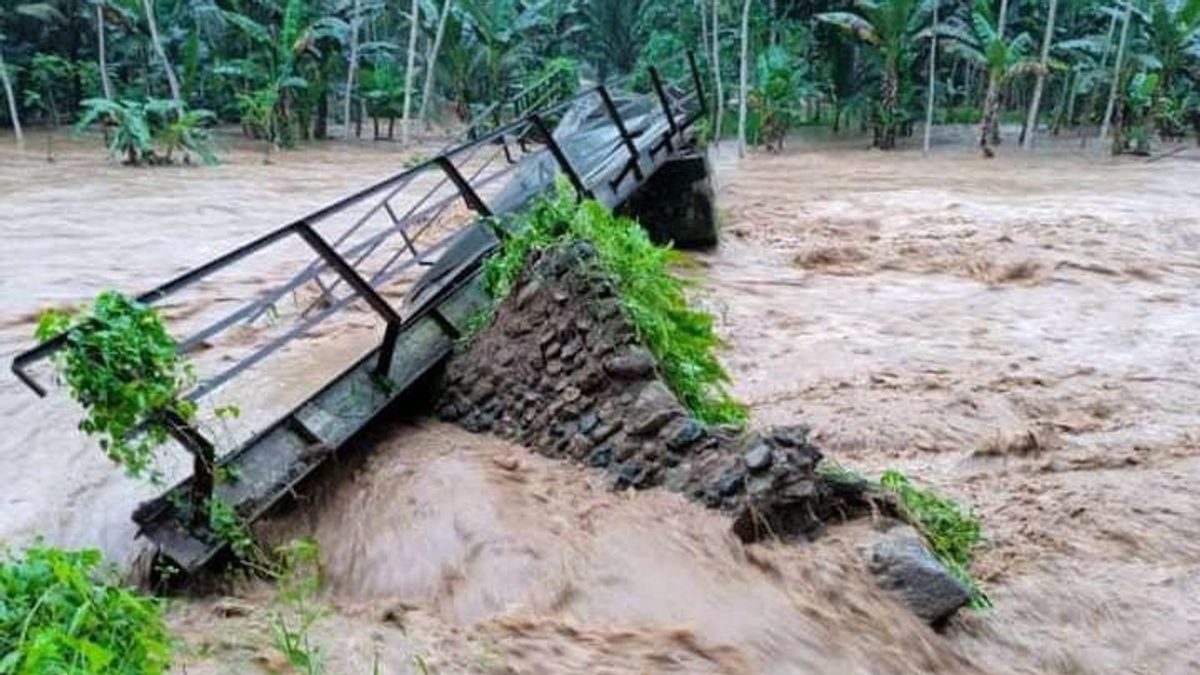 佩桑加兰班尤旺吉的100人住宅被洪水淹没