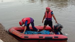 Petugas Gulkarmat Evakuasi Jasad Pemuda yang Hilang di Kali Banjir Kanal Barat