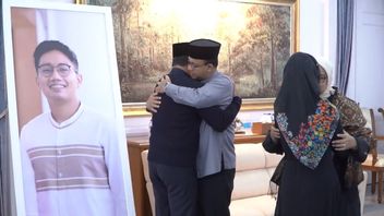 Anies' Tight Hug During Takziah At Ridwan Kamil's House