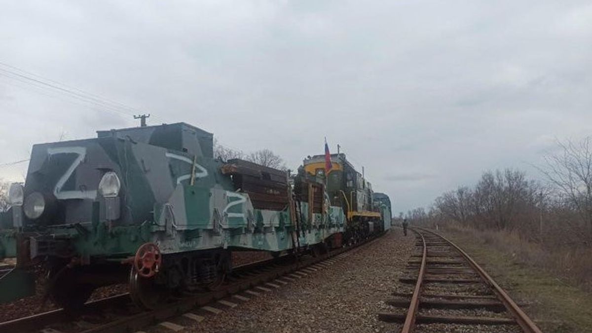 ウクライナ軍はロシアの装甲列車を爆破すると主張しているが、ゼレンスキー大統領の顧問は、それが線路にぶつかっただけだと言う。
