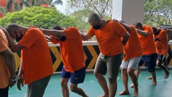 アヴセック警官がX線でロブスターを渡すために1100万ルピアを盗聴する、これはソエッタ空港のシンジケートスキームです